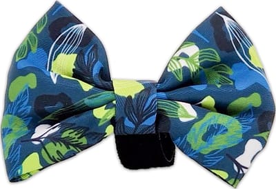 Hondenstrik - Feestelijke Vlinderdas / Strikje Hond - Groen - Blauw - Camouflage - Luipaard - Let's go Outside - Paw My God! - Maat S