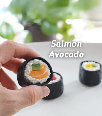 Zalm Sushi Clicker 3D Print - Vera's Arts & Dice - Salmon Sushi Clicker 3D Print - Speelgoed - Fidget Toy - Clickers - Fidget Clicker - Verzamelobject - Zalm Sushi - Figuur - Oranje Groen Wit Zwart