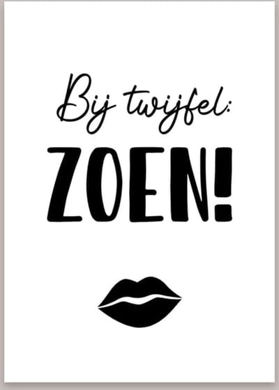 Woonkaart Bij twijfel: Zoen! - Decoratiekaart voor in huis - Kaart A6 zwart/ wit - Cadeau Vaderdag - Moederkesdag