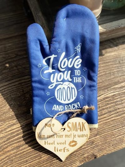 Ovenhandschoen met de tekst `I love you to the moon and back`+ hartje liefs
