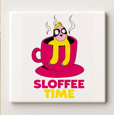 Grappige Luiaard Koffie Tegel “Sloffee Time” – 15x15 cm Keramische Muurtegel – Schattig Cadeau voor Koffieliefhebbers, Ontspannen Keuken of Kantoordecoratie