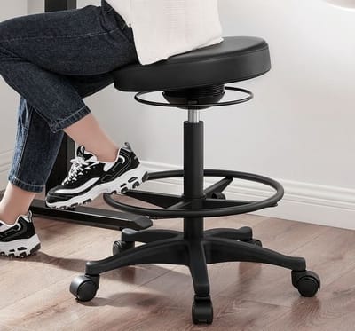 Signature Home Ergonomische Bureaustoel - zit-sta Bureaukruk - Werkkruk hoge zitting - draaibaar en verstelbaar - verstelbare ronde voetensteun - zwart - 81cm