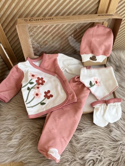 Luxe geschenkdoos-5 delige set- Baby pak-biokatoen-organic-anti allergisch -natural baby wear-kraamcadeau-new born-fotoshoot-babyshower- katoen-zalmroze kleur -bloemenmotief-maat 56- vanaf geboorte tem 3 maanden