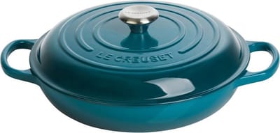 Le Creuset Braadpan Signature Campagnard Deep Teal – Ø 30 cm / 3,5 Liter – Gietijzeren Pan met Deksel – Donkerblauwe Emaille – Brede Vorm voor Grotere Bereidingen – Geschikt voor Inductie, Oven, BBQ en Meer
