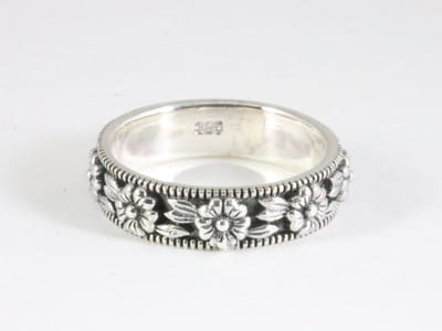 Zilveren ring met bloemen - maat 19.5