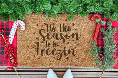 Freezin Season Funny | 60x40 cm | Nieuwe huis cadeau | Ingangsmat | Deurmat met stijl | Verhuizing cadeau | Praktisch & trendy | Perfect voor binnenkomst | Cadeau voor nieuwe woning