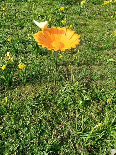 Vogelbad Oranje met vogeltje in de vorm van een bloem vervaardigd uit bamboe Ø22.5cm x 75.5cm