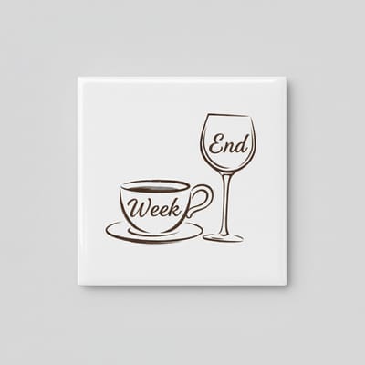 End of Week Koffie & Wijn Tekst Decoratieve Tegel 15×15 cm – Minimalistische Wandtegel voor Keuken, Bar & Weekend Decor