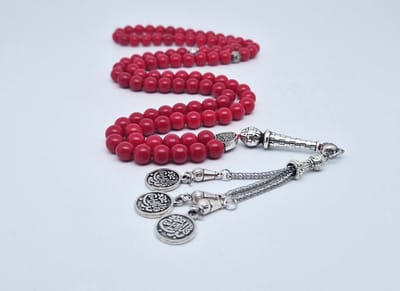 Handgemaakte tesbih natuursteen "Bloedkoraal" - Aantal kralen 99 - Diameter kralen 8MM - met metaal tassel "Qul aeuidh biallah" - Een mooi cadeau-idee