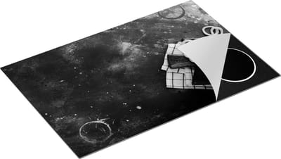 Chefcare Inductie Beschermer Uienringen op een Zwarte Betonnen Achtergrond - Zwart Wit - 80x50 cm - Afdekplaat Inductie - Kookplaat Beschermer - Inductie Mat