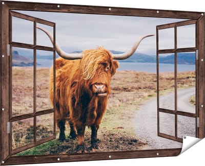 Gards Tuinposter Doorkijk Schotse Hooglander Koe op de Weg - 180x120 cm - Tuindoek - Tuindecoratie - Wanddecoratie buiten - Tuinschilderij