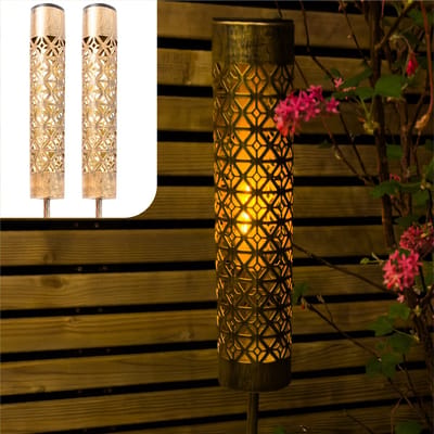 Gadgy Solar Tuinverlichting – 2x Staande Lampen met Bewegend Vlam Effect – Goud Metaal – LED Sfeerlampen op Zonne-energie – Voor Buiten – Weerbestendig – 98 cm Hoog - Grondspies