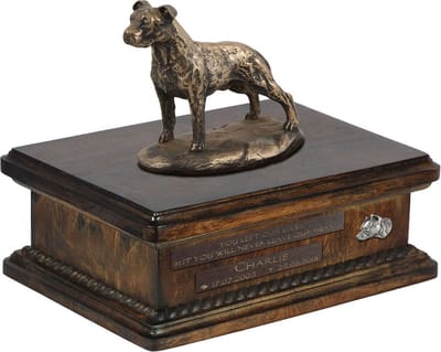 Persoonlijke urn voor American Staffordshire Terrier met beeldje en hout.