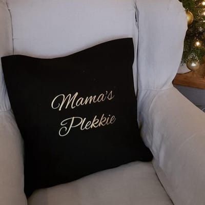 Kussen Kussenhoes met grappige tekst bedrukt mama cadeau plekje voor mama moederdag | Mama’s Plekkie zwart met opdruk goud | 50x50 cm | voor de liefste aanstaande geboorte baby zwangerschap aankondiging bekendmaking moeder ouders oma