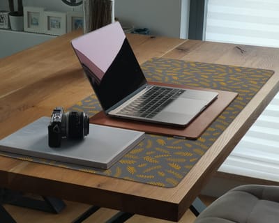 Coloray Bureau Onderlegger - Gele twijgen Bureau Onderlegger XXL - 100 cm x 50 cm - Oranje Bureau Onderlegger - Computer Mat - Bureau Pad - Bureau Mat - Bureaumat