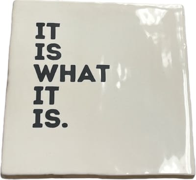 Hippe tegeltje met tekst: It is what it is | Wit met zwart | Gepersonaliseerde cadeau | Hippe Spreuktegel | Nieuwe woning cadeau | Housewarming cadeau