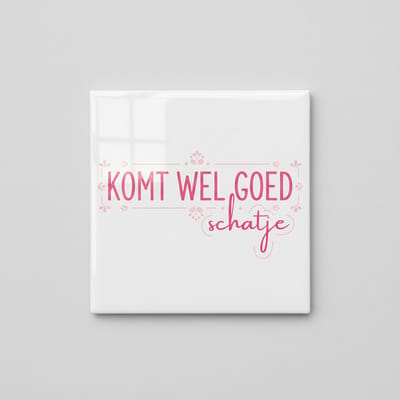 Inspirerende 15×15 cm Keramische Tegel – “Komt Wel Goed Schatje” Roze Bloemen Nederlandse Quote Wanddecoratie