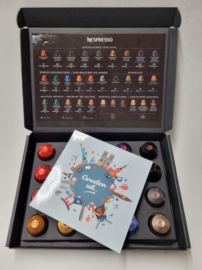 Koffie Proeverij Pakket 20 stuks verschillende smaken met Mystery Card 'Groeten Uit...' met persoonlijke (video) boodschap | Verjaardag | Sinterklaas | Kerstpakket | Vaderdag | Moederdag | Jubileum | Valentijnsdag