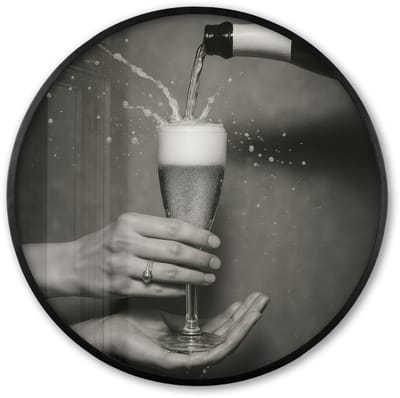 Poster in lijst Rond - Fotolijst 60x60 cm - Posters - Champagnefles - Glas - Minimalistisch - Spetters - Ronde posterlijst zwart - Decoratie - Wanddecoratie woonkamer - Muurdecoratie slaapkamer