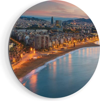 Artaza Dibond Muurcirkel Barcelona Strand met Stad bij Zonsondergang - Ø 90 cm - Groot - Wandcirkel - Rond Schilderij - Voor Binnen en Buiten