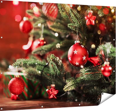 Gards Tuinposter Kerstboom met Rode Lichtjes en Kerstballen - 150x120 cm - Tuindoek - Tuindecoratie - Wanddecoratie buiten - Tuinschilderij