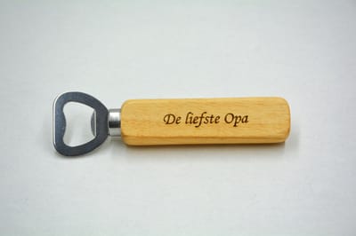Houten flesopener - Bieropener - met tekst De liefste Opa gegraveerd