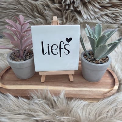 Robuust wenstegeltje “Liefs” – 10x10 cm – Liefdevolle Wanddecoratie & Cadeau – Cadeau vriendin – Woondecoratie quotes – Romantisch cadeau – Decoratief Tegeltje met Standaard – Cadeau Idee