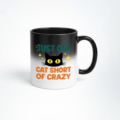 Magische Koffiemok - Just One Cat Short Of Crazy - Zwart Veranderende Mok met Kat Design