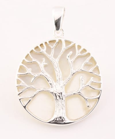Ronde zilveren hanger met levensboom op parelmoer