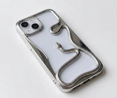 Zilverkleurig transparant telefoon hoesje geschikt voor iPhone 13 – backcover met 3D slang detail, zacht TPU softcase met verhoogde rand en elektroplating afwerking