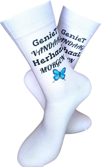 Geniet vandaag - Verjaardags cadeau - Lekker genieten - Vlinder - Verliefd - Hou van je - vrolijke sokken - valentijns - grappige sokken - Leuke sokken- Tekst sokken - Witte sokken - Goedkope kado - leuke dames en heren sokken - moederdag - vaderdag