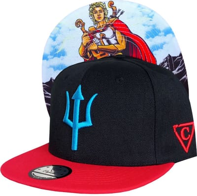 Capiche® Snapback Pet Heren – Apollo Griekse God – Zwart & Rood – Verstelbaar met Druksluiting – Sportcap – Baseball Cap – Capiche Caps – Ancient Greek Mythologie