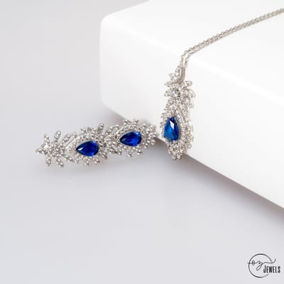 OZ Jewels Zilveren Ketting- en Oorbellen set met Druppelvormige Synthetische Saffier - Accessoires - Liefdessieraden - Love Ketting en Oorbellen - Dames - Valentijnsdag - Cadeau - Moederdag - Sieraden Dames - In mooie geschenkverpakking