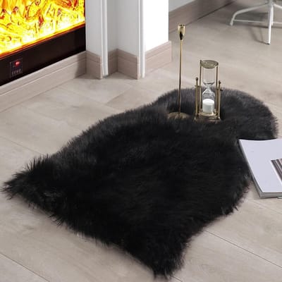 Zwart langharig wollig tapijt 75 x 120 cm - woonkamer decoratie - zachte vacht - stoelen bank slaapkamer