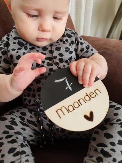 Mijlpaalbordje met krijtgedeelte - Mijlpaalkaarten - Mijlpalen leeftijd in maanden - Mijlpaalkaart van hout met krijtbordje
