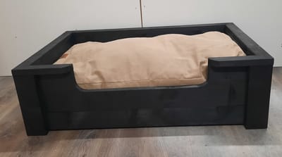 Houten hondenmand Vito van zwart steigerhout inclusief beige kussen 110x80x30cm