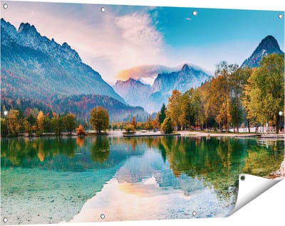 Gards Tuinposter Meer in de Bergen met een Geit Standbeeld - 120x80 cm - Tuindoek - Tuindecoratie - Wanddecoratie buiten - Tuinschilderij