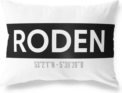 Tuinkussen RODEN - DRENTHE met coördinaten - Buitenkussen - Bootkussen - Weerbestendig - Jouw Plaats - Studio216 - Modern - Zwart-Wit - 50x30cm