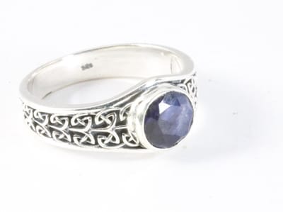 Bewerkte zilveren ring met blauwe saffier - maat 16.5