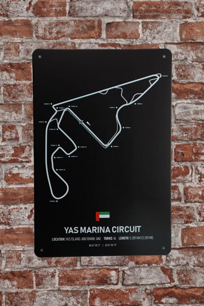Wandbord – Yas Marina Circuit - Metalen wandbord - Wandborden – Formule 1 - Metalen bord - Mancave - Mancave decoratie - Tekst bord - Retro - Metal sign - Bar decoratie - Decoratie - Metalen borden - Cadeau - UV bestendig - 20 x 30cm - Cave & Garden