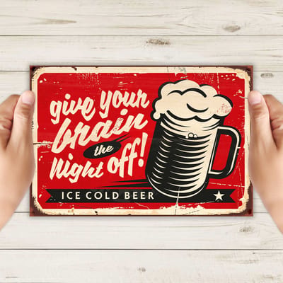 Spreukbord - Give Your Brain The Night Off - Bier - Hout - Vintage - Grappig - Humor - Bord - Tekstbord - Wandbord - Wanddecoratie - Muurdecoratie - Woonkamer - Om Aan De Muur Te Hangen