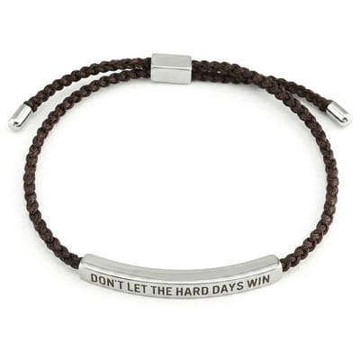 Donkerbruin gevlochten koord armband voor heren en dames met zilverkleurige plaat en gegraveerde tekst "Don't Let The Hard Days Win" – verstelbaar