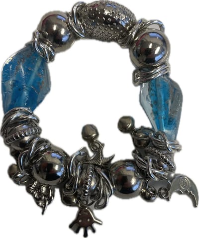 Armband met Bedeltjes - Handje/Maantje/Bloemetje/Zeester/belletjes - Glazige Steentjes - Elastisch - Zilver/Aqua - One size