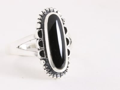Bewerkte zilveren ring met onyx - maat 17