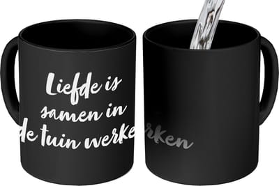 Magische Mok - Foto op Warmte Mokken - Koffiemok - Liefde is samen in de tuin werken - Tekst - Liefde - Quotes - Magic Mok - Beker - 350 ML - Theemok - Mok met tekst