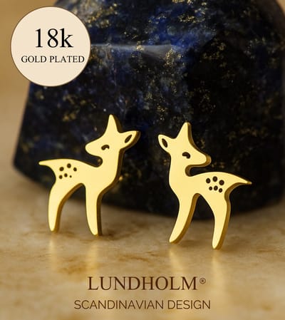 Lundholm Oorbellen Dames - Kleine Oorknopjes Dames Goudkleurig Hertje – Premium Stainless Steel Cadeautje – Gold Plated – Elegante Hertjes Oorbellen Verguld oorbellen – Luxe Geschenkverpakking
