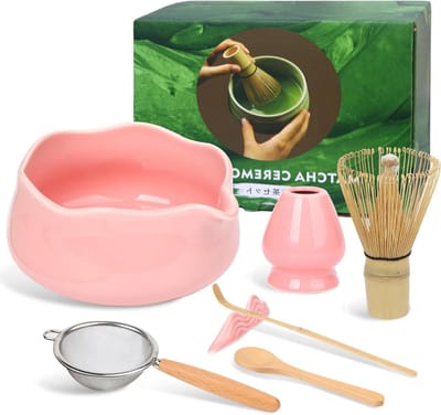 Complete Matcha Set met 7 Onderdelen: Matcha Kom met Tuit, Bamboe Klopper, Zeef, Lepels en Houder - Perfecte Accessoires voor Matcha Liefhebbers en Cadeaus in Roze