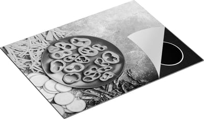 Chefcare Inductie Beschermer Gesneden Groente op Grijze Marmer - Groentes - Zwart Wit - 70x50 cm - Afdekplaat Inductie - Kookplaat Beschermer - Inductie Mat