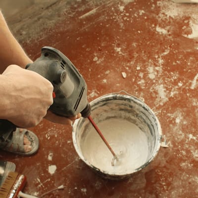 KADAX Bouwemmer met handvat, mortelemmer van kunststof, ronde emmer voor bouwplaats en tuin, wateremmer, stabiele cementemmer met gietrand, zwart, poetsemmer, mortelbak (6)
