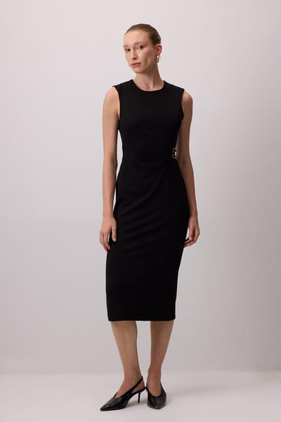 Touché Privé - Rechtvallende jurk met leren accessoires - Zwart - Dames